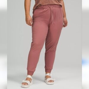 LULULEMON On The Fly Jogger *Woven Pants  Burgundy
